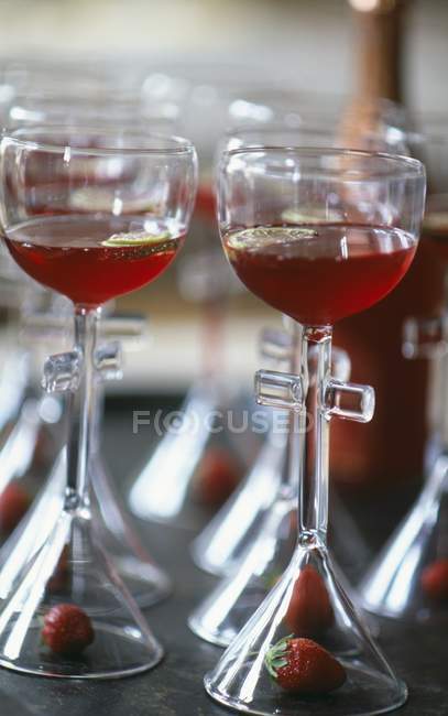 Крупный план бокалов с фруктовыми напитками и клубникой — стоковое фото