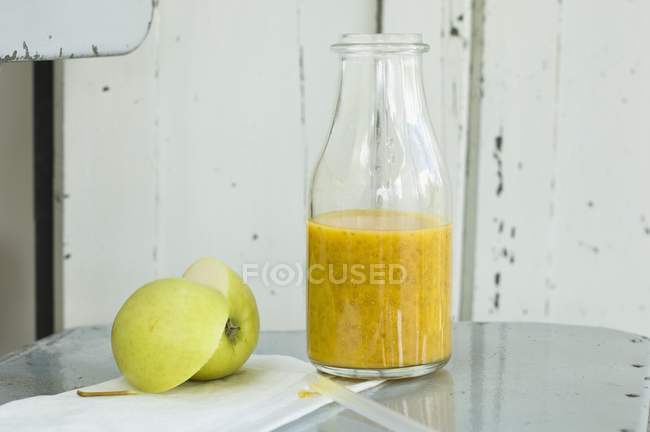 Batido de mango y naranja - foto de stock