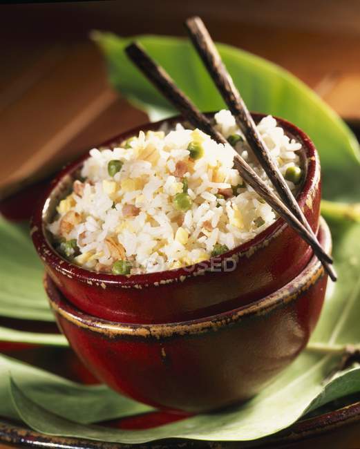 Gebratener Reis mit Erbsen und Speck — Stockfoto