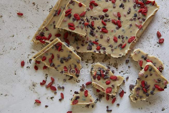 Vue rapprochée du tahini, des baies de goji et du caramel cru aux noix de cacao — Photo de stock