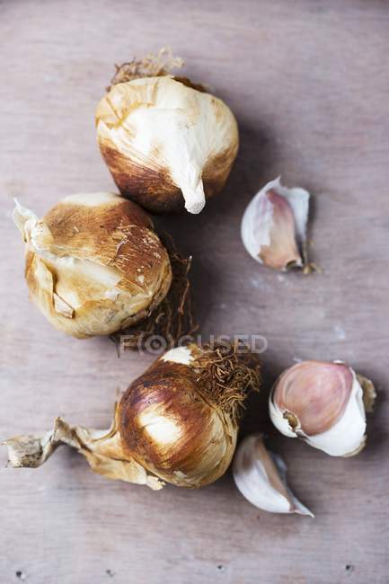 Teste di aglio affumicate con spicchi — Foto stock