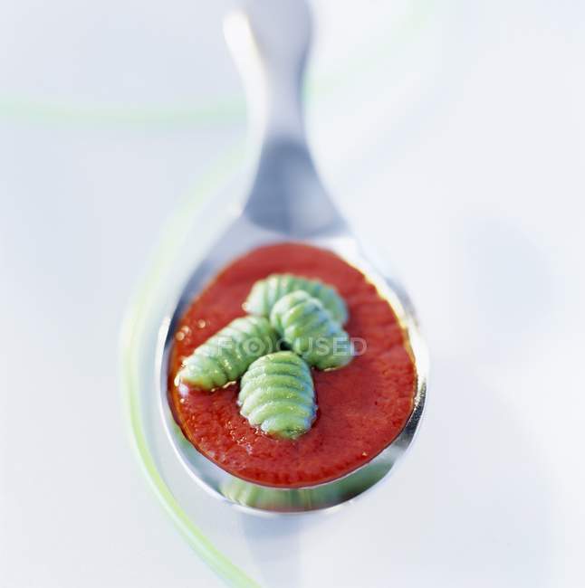 Green spinach gnocchi with tomato sauce — Stock Photo