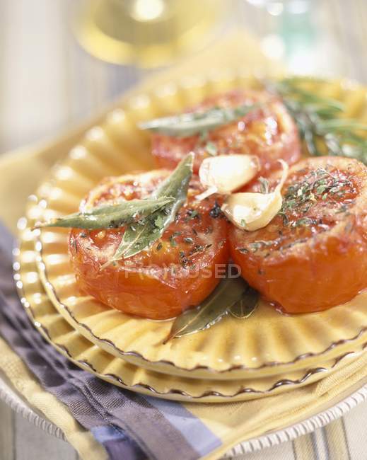 Tomates de tipo provenzal - foto de stock