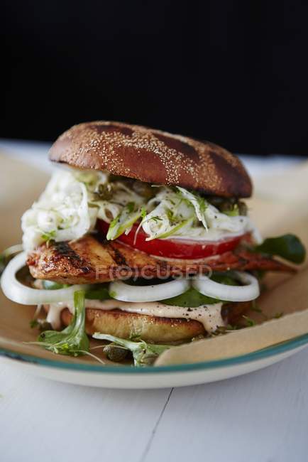 Куриный бургер с фенхелевым салатом — стоковое фото