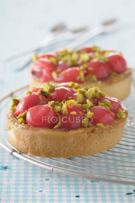 Cherries and pistachios tartlet — Stock Photo
