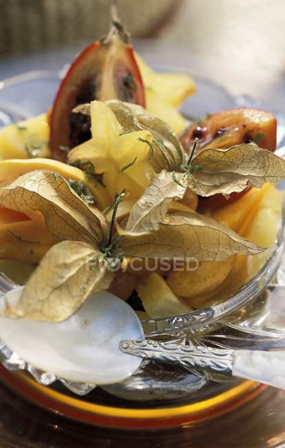 Ensalada exótica con fruta - foto de stock
