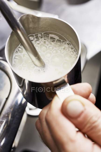 Latte schiumogeno in brocca — Foto stock