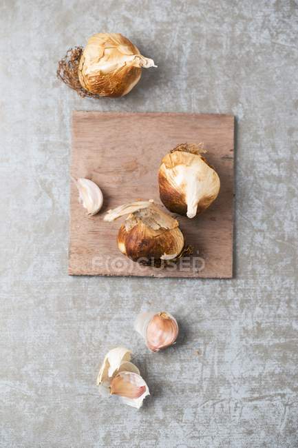 Smoked garlic heads with cloves — Stock Photo