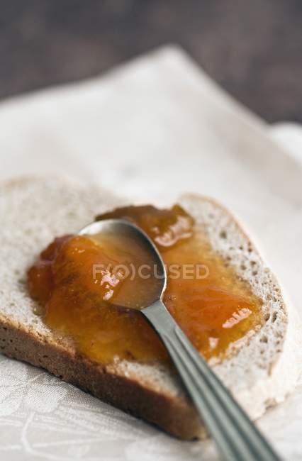Scheibe Brot mit Marmelade — Stockfoto