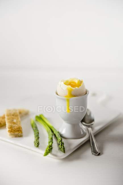 Huevo cocido con espárragos - foto de stock