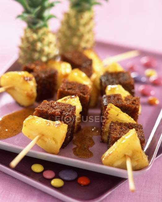 Pineapple and gingerbread brochettes — Stock Photo