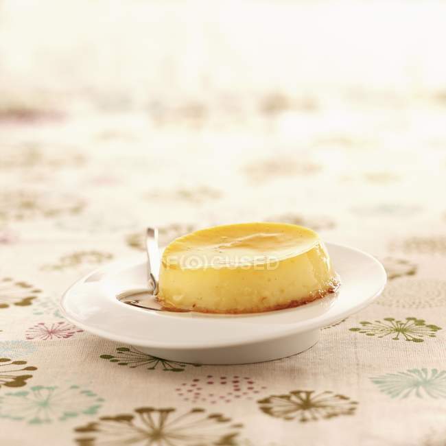 Vista de primer plano de caramelo crema en tazón - foto de stock