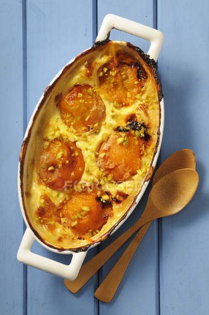 Apricot and batter pudding — Stock Photo