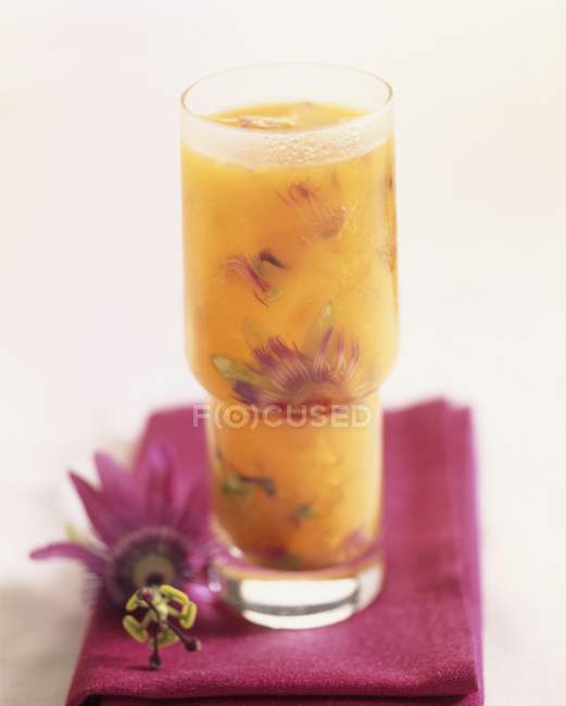 Orangensaft mit Blüten — Stockfoto
