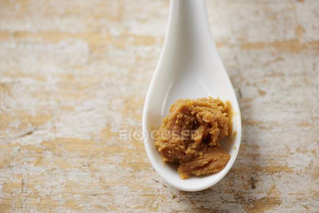 Vista de cerca de la pasta Miso en una cuchara de cerámica - foto de stock