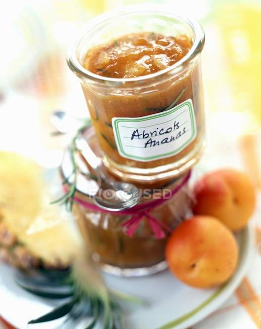 Ананасове і абрикосове варення — стокове фото