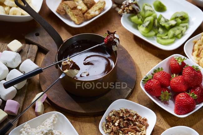 Chocolate fondue with fruit — Stock Photo