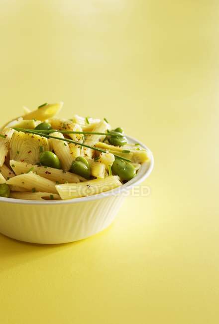 Pâtes Penne et salade de fèves — Photo de stock
