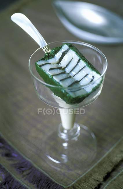 Millefeuille di capesante e tartufo con spinaci in vetro su superficie di legno — Foto stock