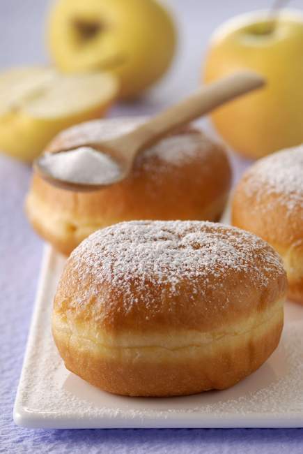 Donuts de maçã polvilhados com açúcar em pó — Fotografia de Stock