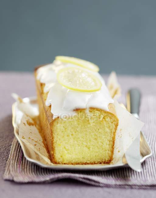 Лимонний пиріг loaf на тарілку — стокове фото