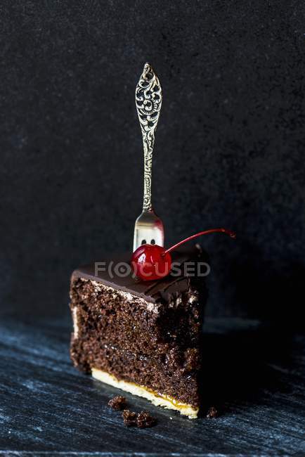 Bolo de chocolate com cereja — Fotografia de Stock