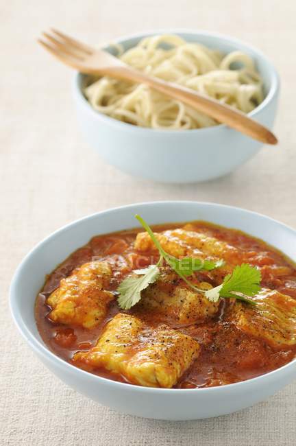 Pasta de espagueti y pescado con tomate - foto de stock