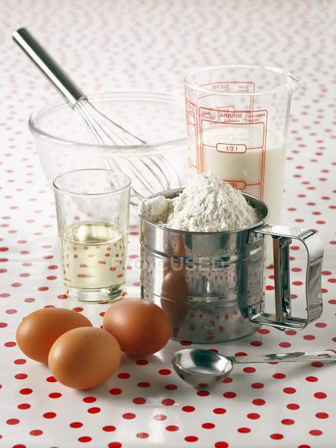 Zutaten für Pfannkuchen in Schalen — Stockfoto