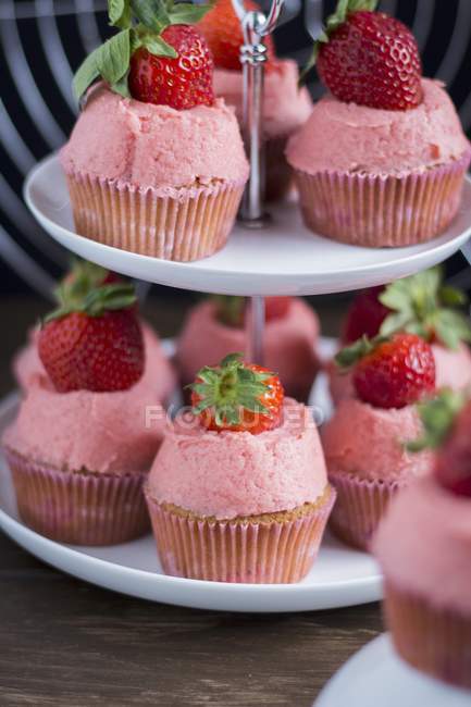 Cupcake di fragole su un tagre — Foto stock