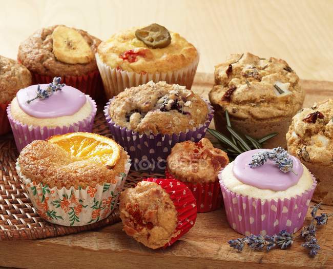 Muffins and cupcakes on wooden board — Stock Photo