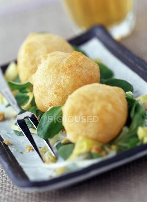 Buñuelos de queso de Maroilles - foto de stock