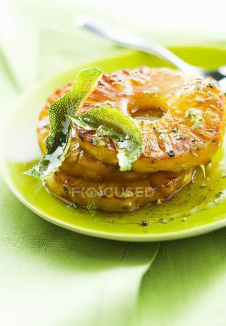Жареный ананас на тарелке — стоковое фото