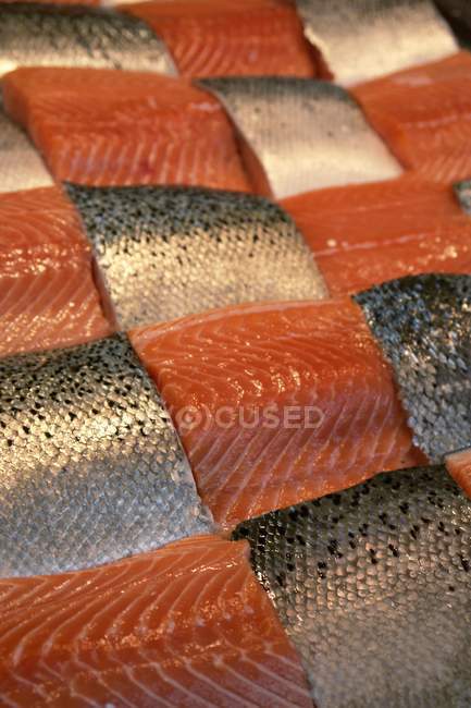 Losas de salmón crudo sin cocer - foto de stock