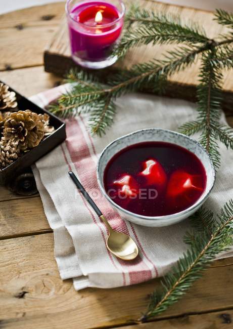 Soupe de betteraves avec pâtisseries de Noël sur assiette blanche sur serviette avec cuillère — Photo de stock