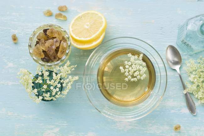 Tè di fiori di sambuco in una tazza — Foto stock