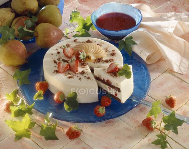 Pear and strawberry cake — Stock Photo