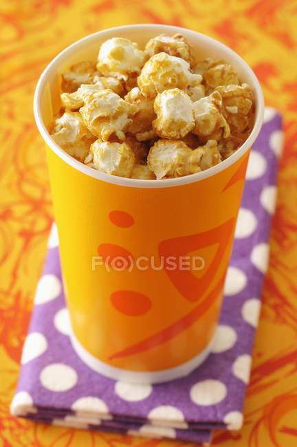 Popcorn in tazza arancione — Foto stock