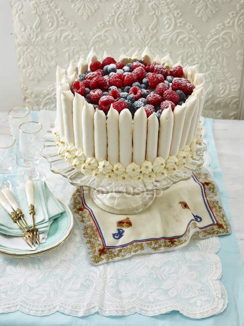 Meringue crown cake — Stock Photo