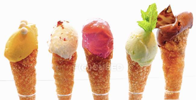Домашнее мороженое в конусах — стоковое фото