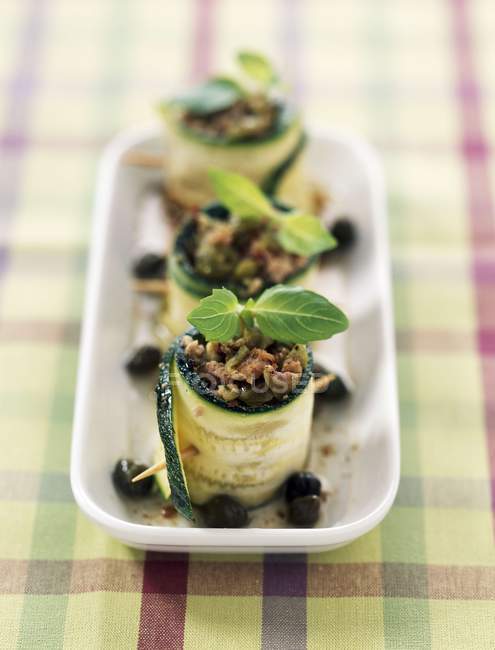 Closeup view of courgette rolls filled with tuna and white wine — Stock Photo