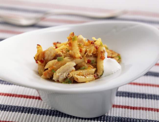 Macaroni pasta with cheese and diced vegetables — Stock Photo