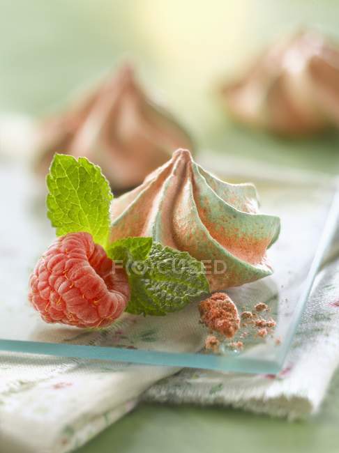 Raspberry-mint meringues — Stock Photo
