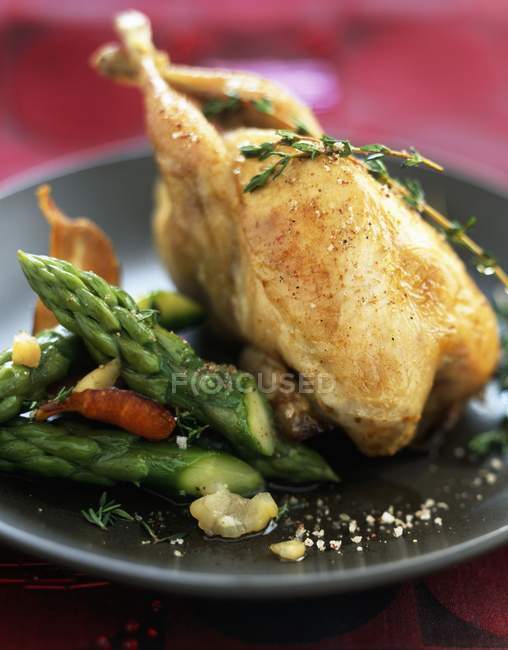 Stuffed quail with asparagus — Stock Photo
