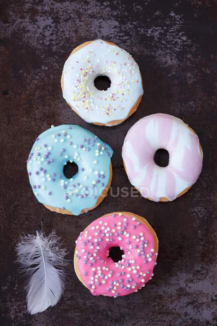 Donuts avec glaçage et glaçage — Photo de stock