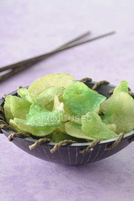 Croustilles Wasabi dans un bol — Photo de stock