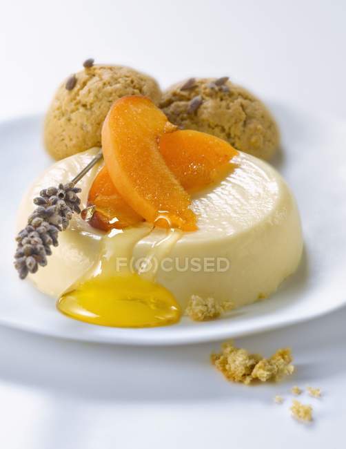Panacotta with apricots on plate — Stock Photo