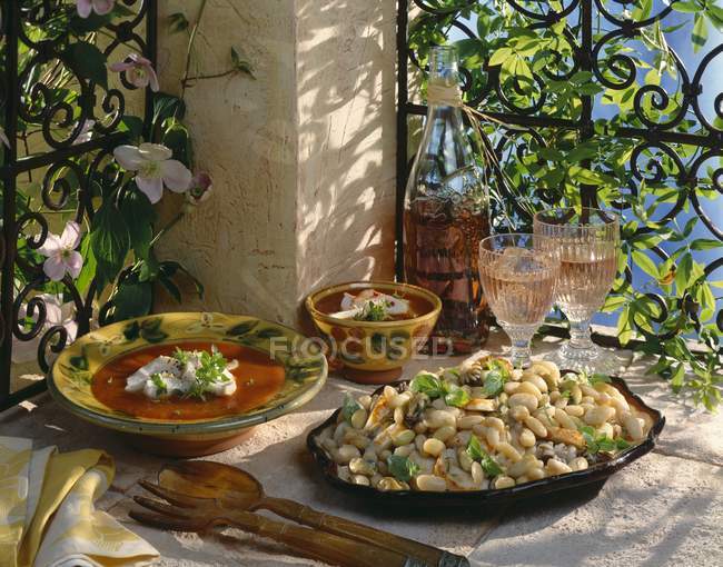 Прованські страви зовні на тарілках над столом з тканиною — стокове фото