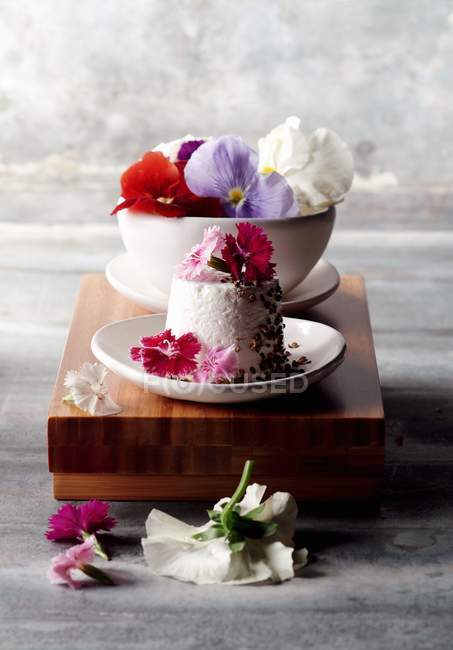 Faisselle with edible flowers — Stock Photo
