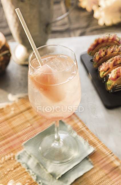 White sangria with strawberry peach popsicle — Stock Photo