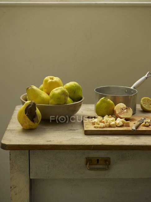 Fresh ripe quinces — Stock Photo